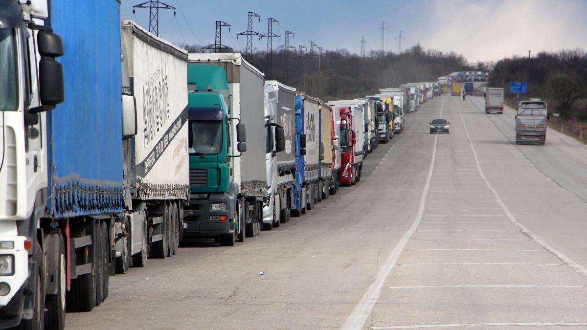 Bulgaristan'daki sıkı kontroller nedeniyle tır kuyruğu 20 kilometreyi buldu
