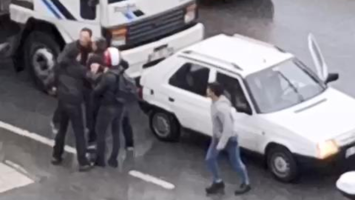 Küçükçekmece'de yol verme kavgası: Çekiçle saldırdı