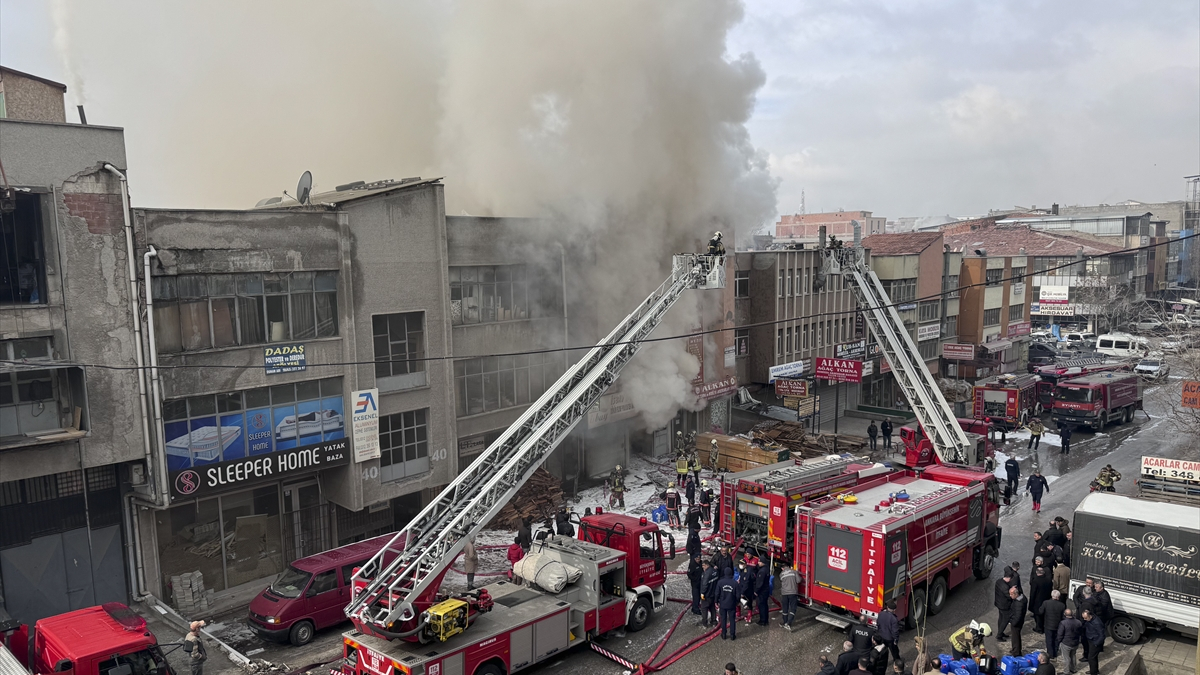 Ankara'da mobilya imalathanesinde yangın