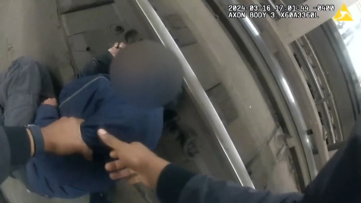 ABD'de metro raylarına düşerek bayıldı: Polisler kurtardı