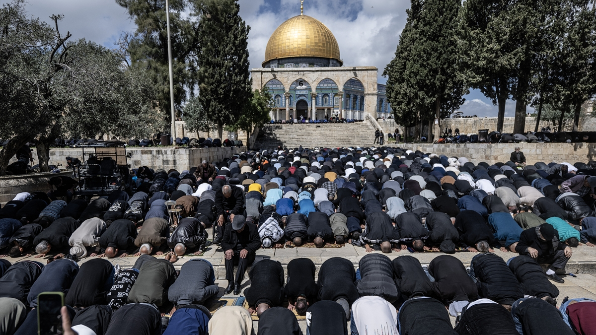 Mescid-i Aksa'da Ramazan ayının ikinci cuma namazı: 120 bin Müslüman saf tuttu