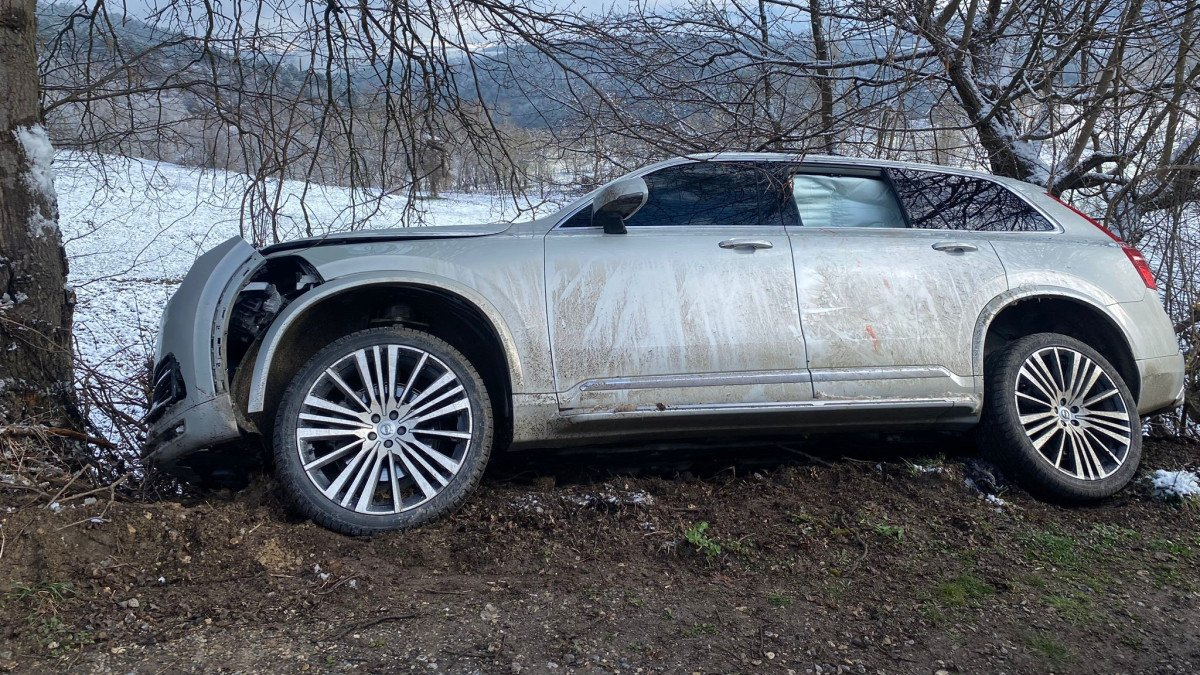 Bolu'da kontrolden çıkan cip ağaca çarptı: 3 yaralı