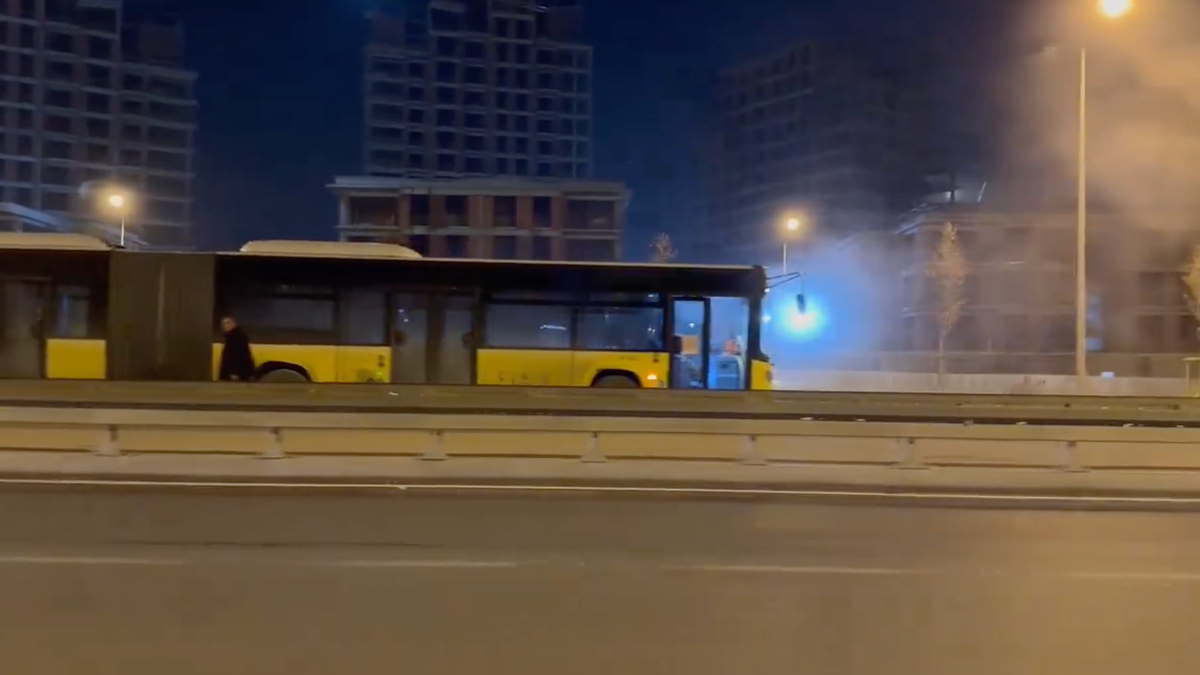 İstanbul'da sıradan bir gün! İETT otobüsü ve metrodan dumanlar yükseldi