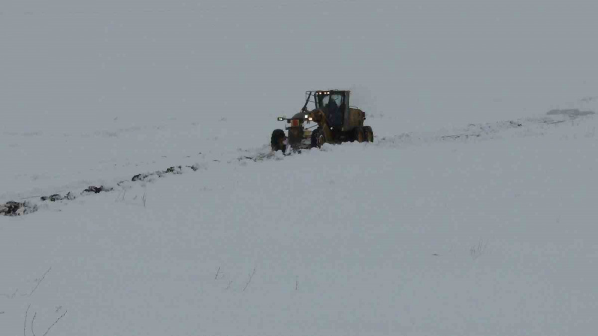Kar bazı bölgelerde 2 metreyi geçti! Kars’ta kar 47 köy yolunu ulaşıma kapadı