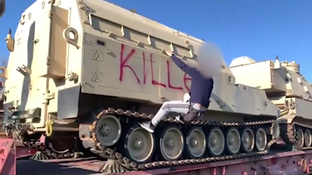 Yunanistan'da ABD ve NATO tanklarını taşıyan tren engellendi