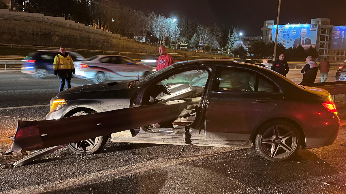 İstanbul'da kontrolden çıkan araç bariyerlere saplandı: 1 ölü, 1 yaralı
