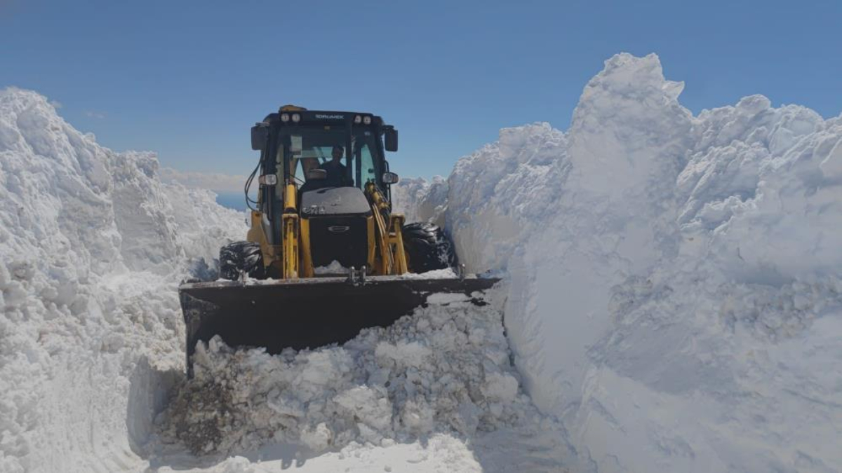 Süphan Dağı eteklerinde 4 metrelik karda yol açılıyor