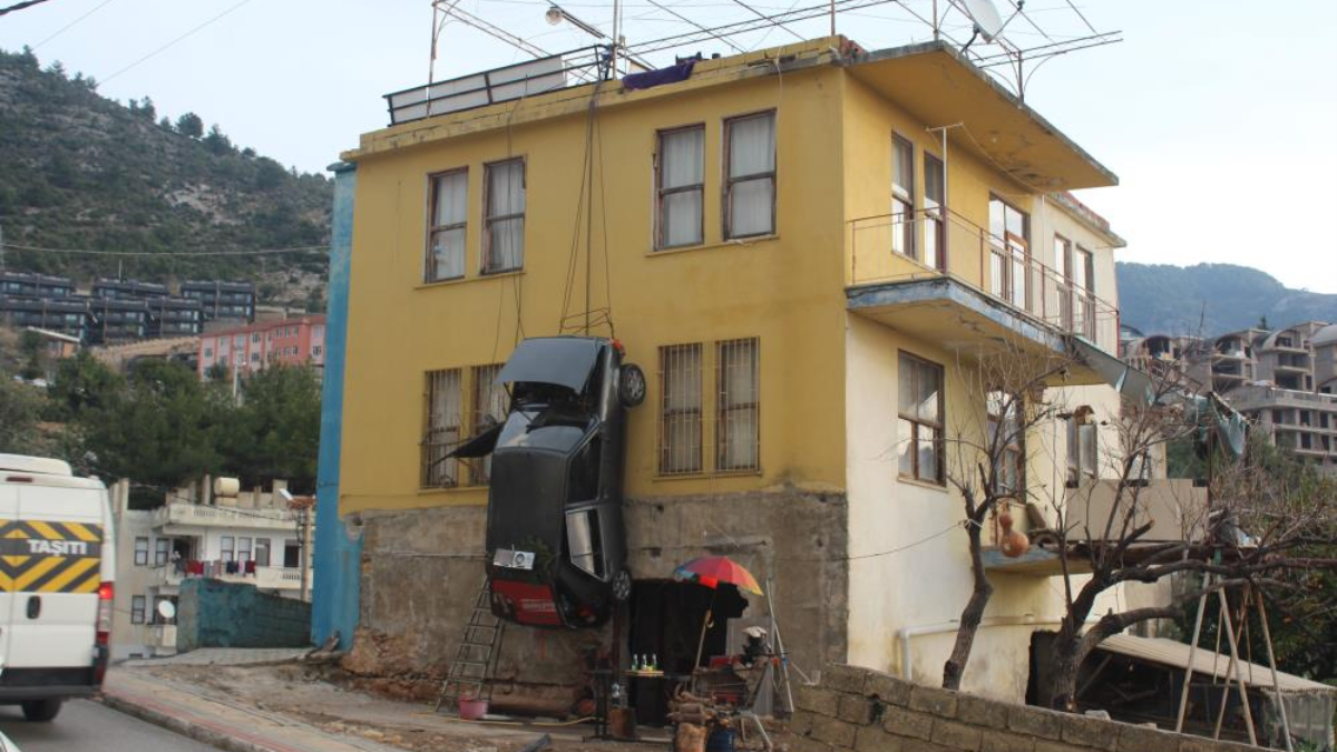 Antalya'da kaza yaptığı aracını binanın duvarına asıp 2 yıl ceza verdi