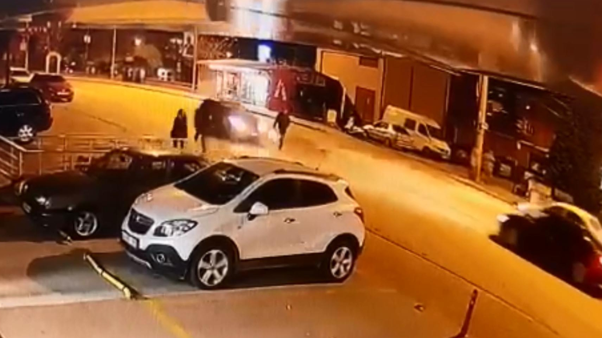 Edirne'de iki otomobilin çarptığı yaya ağır yaralandı