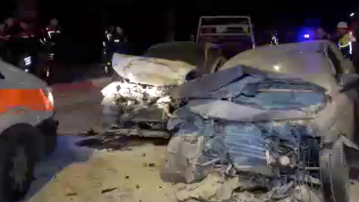 Antalya'da 2 araç kafa kafaya çarpıştı: 4 kişi yaralandı