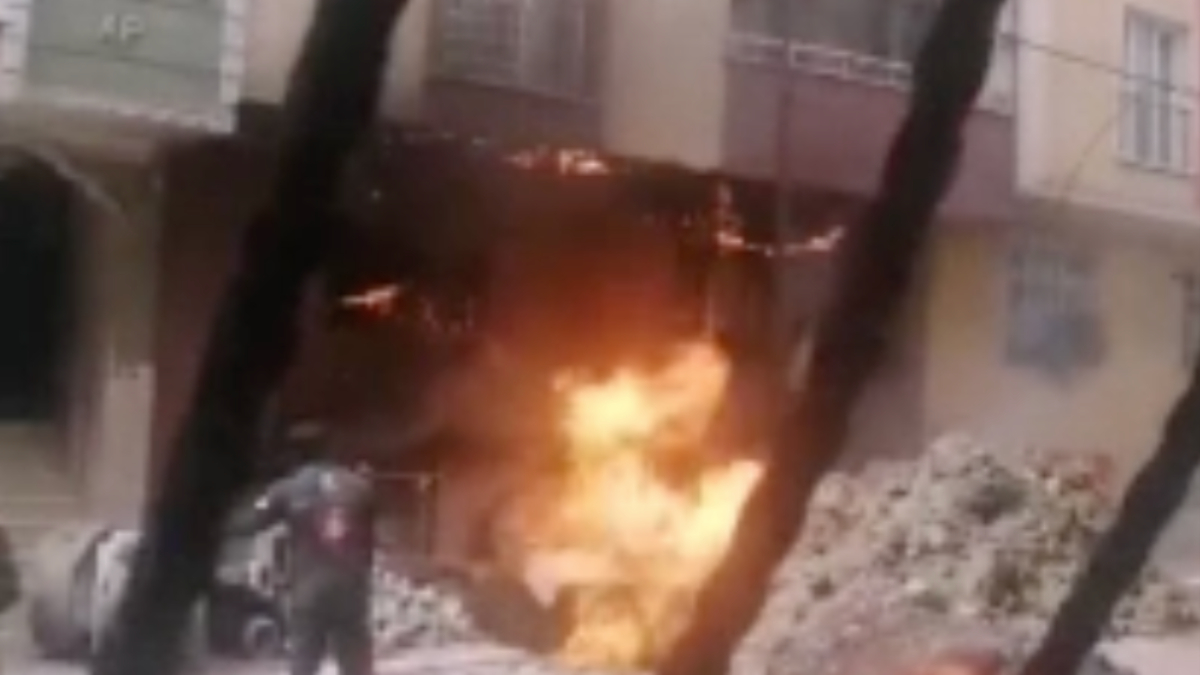 İstanbul'da İSKİ çalışmaları sırasında doğalgazdan kaynaklı patlama oldu