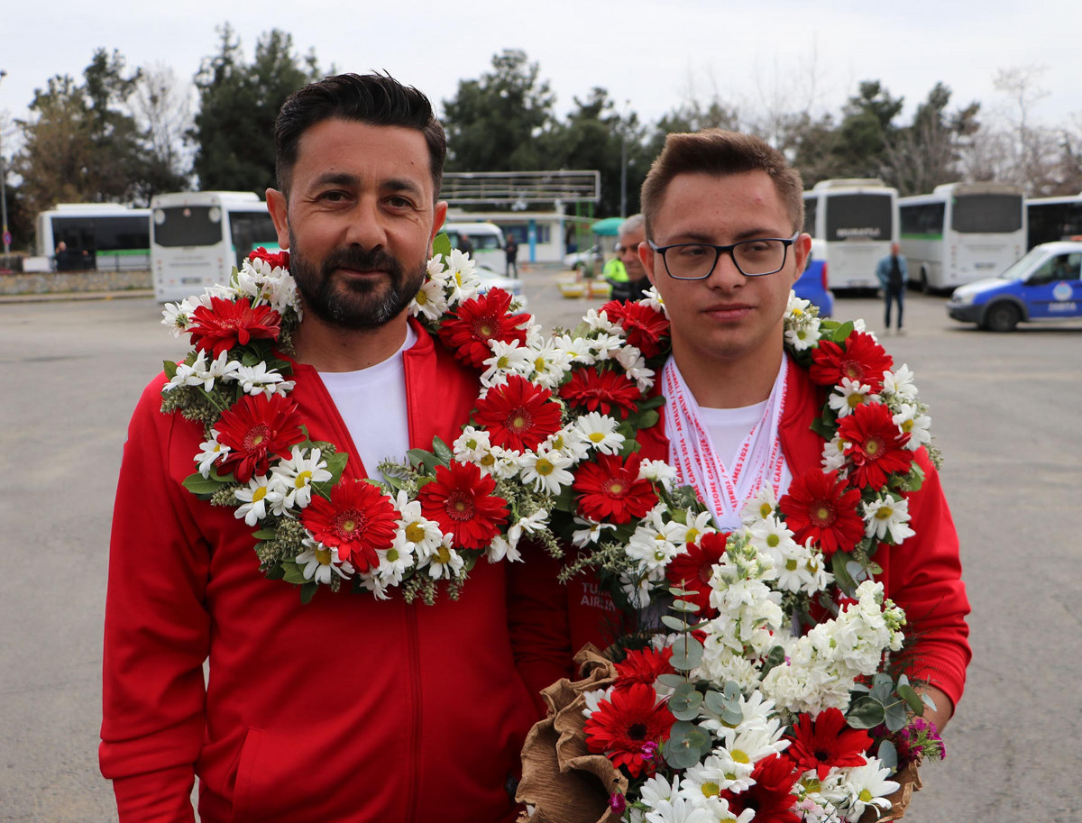 Antalya'da dünya rekoru kıran down sendromlu Emirhan'a özel karşılama