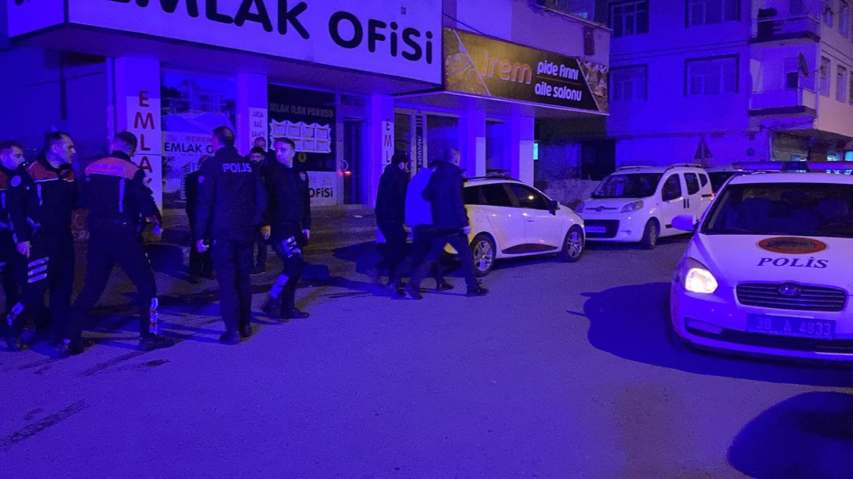 Kayseri'de aranması olan şahıs uygulama yapan polise bıçak çekip kaçtı