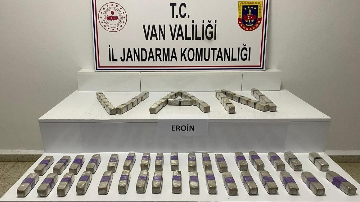 Van'da zehir tacirlerine baskın! 14 kilo eroin ele geçirildi