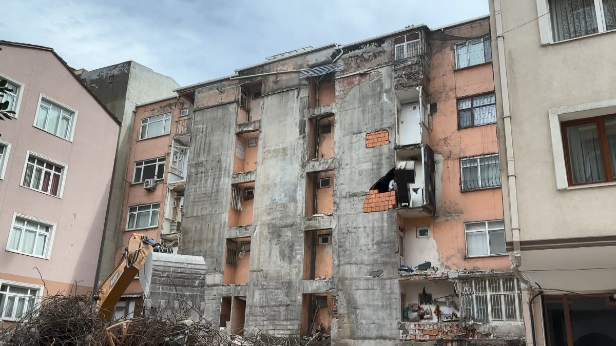 İstanbul'da kentsel dönüşüm paniği! Yan dairenin mutfak duvarı yıkıldı