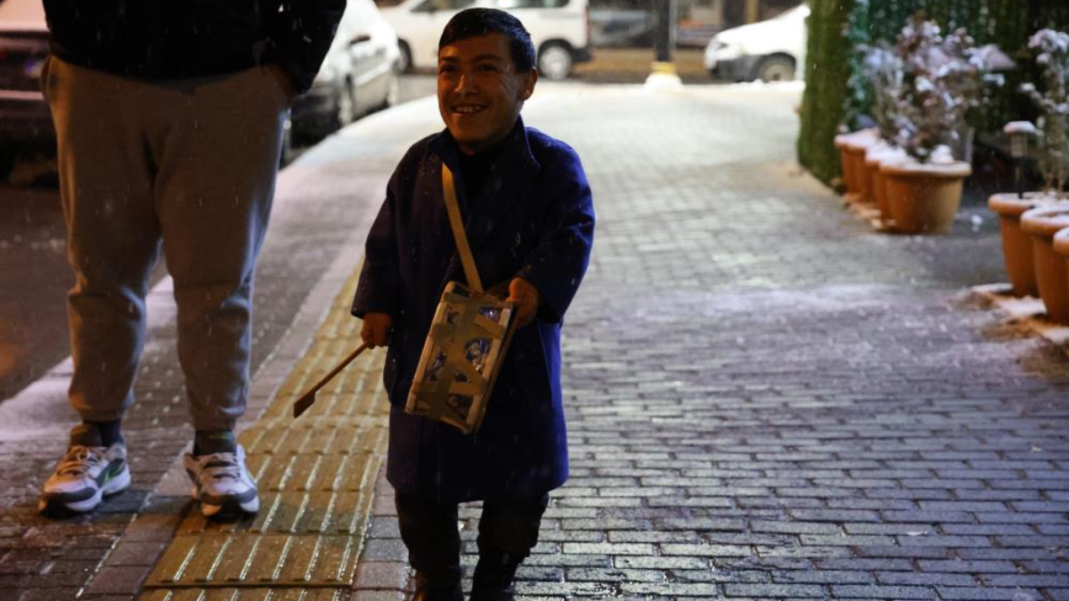 Sivaslı davulcu, Türkiye’nin en kısa ve en iddialı Ramazan davulcusu olarak dikkat çekiyor