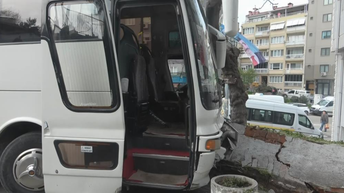 Bursa'da freni patlayan otobüsün zor anları: Ağaca, kamyonete ve evin duvarına çarptı