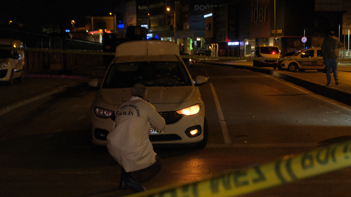 İstanbul Ümraniye'de ışıkta duran otomobile silahlı saldırı: 1'i ağır 2 yaralı