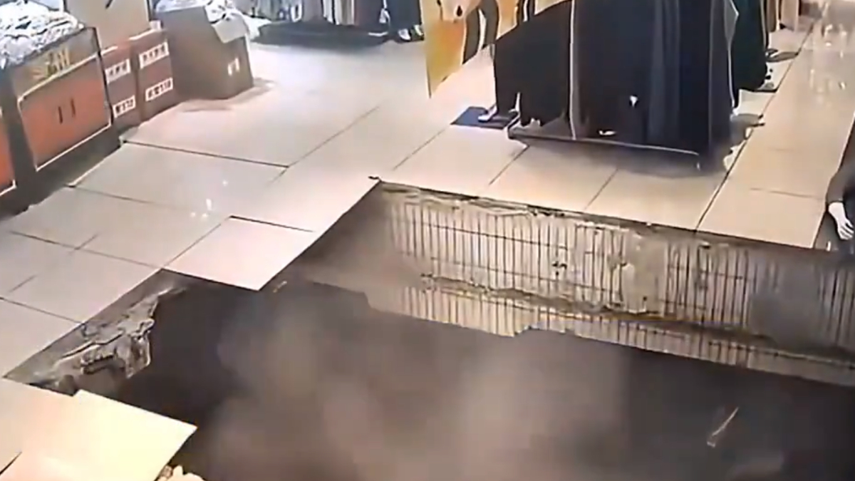 Çin'de mağazanın zemini çöktü