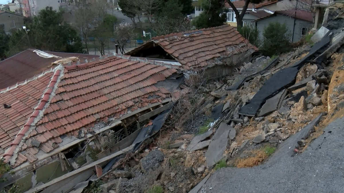 İstanbul'da yol çöktü Gecekondular hasar büyük gördü