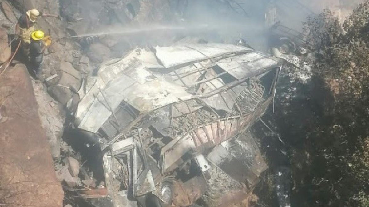 Güney Afrika da yolcu otobüsü şarampole yuvarlandı 45 ölü