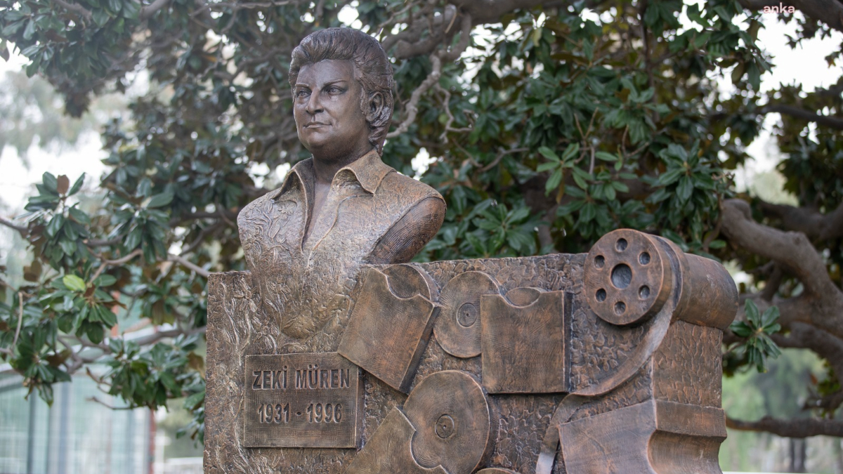 İzmir Büyükşehir Belediyesi Zeki Müren'in heykelini dikti