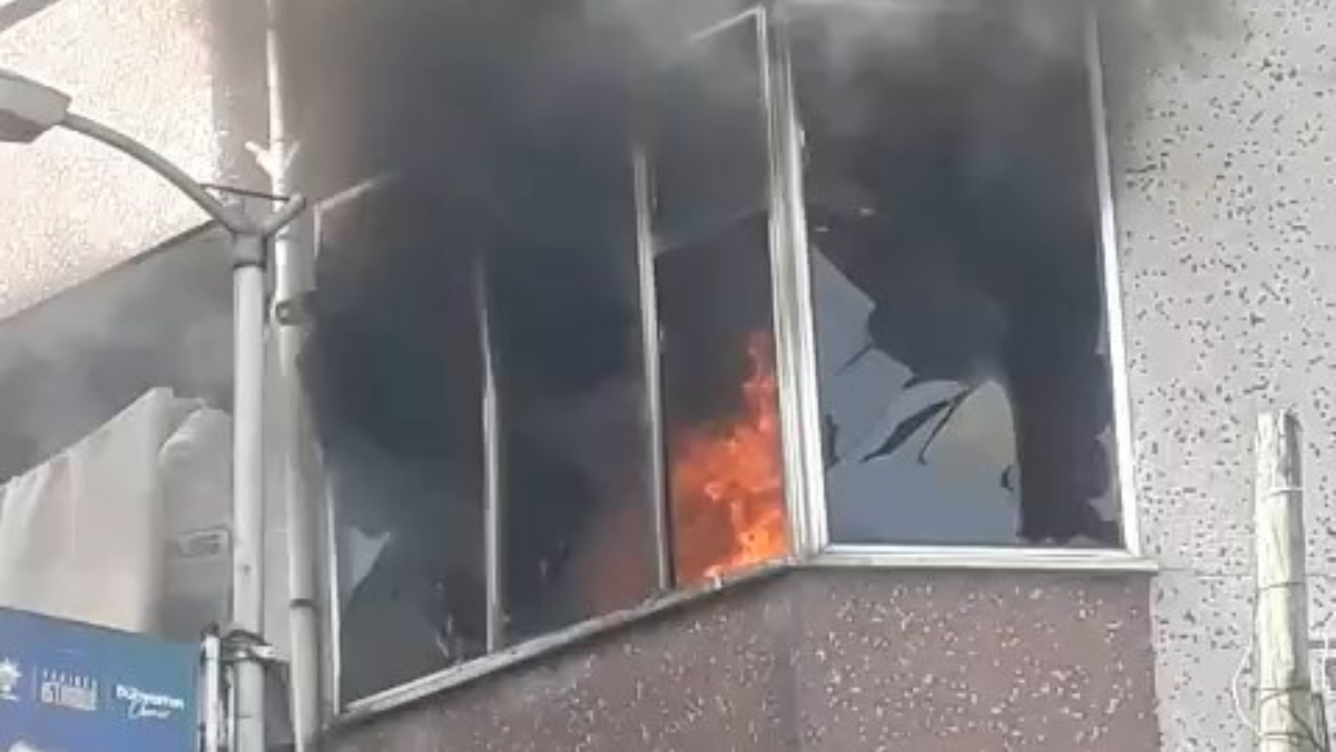 İstanbul'da kombi patladı Alevler binayı sardı