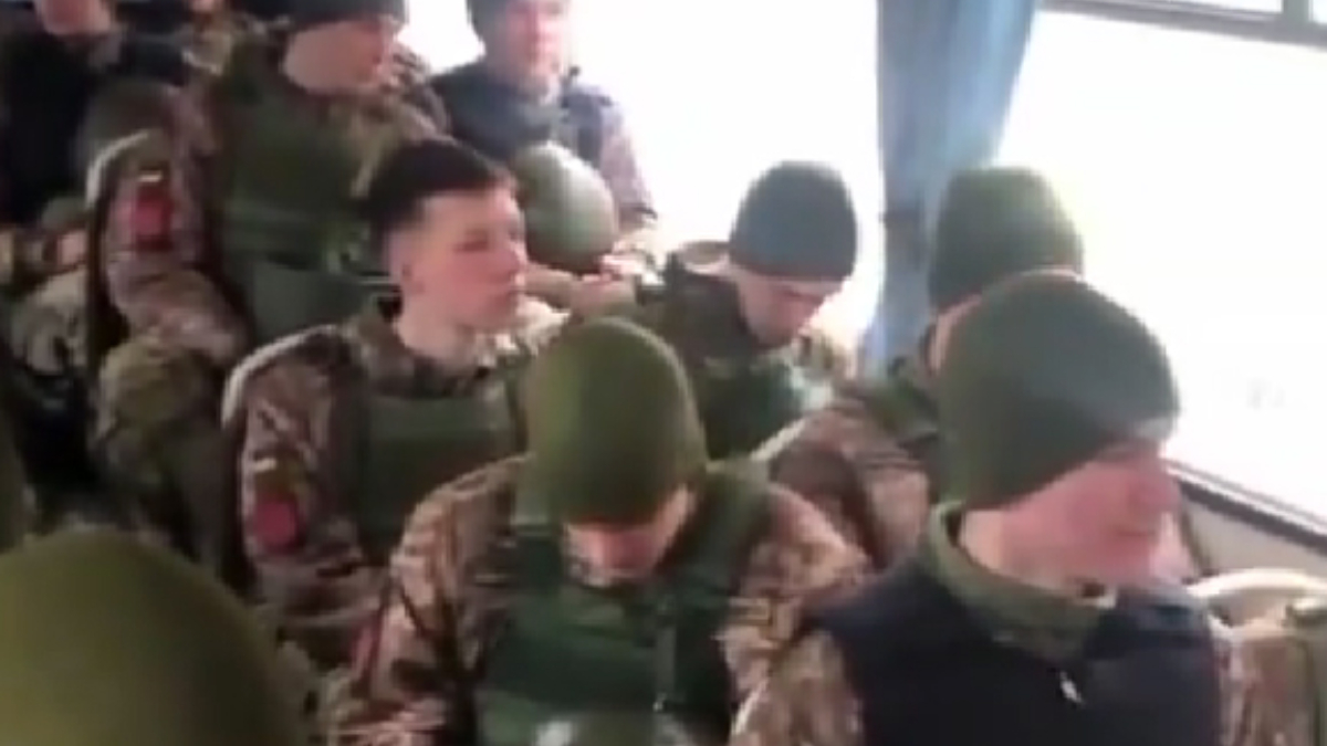 Ukrayna'da 18 yaş altı çocuklar askeri kamuflajla görüntülendi