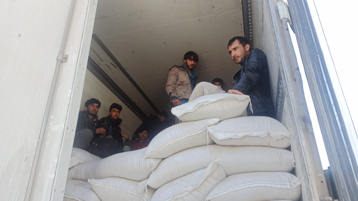 Amasya'da tır dorsesinden 40 kaçak göçmen çıktı