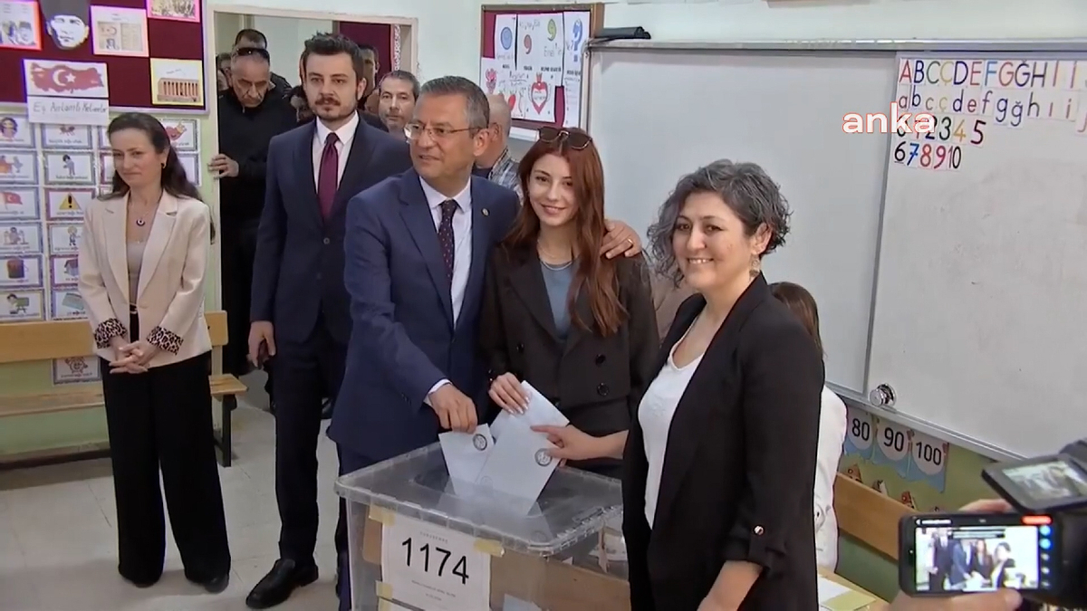 Özgür Özel, memleketi Manisa'da oyunu kullandı