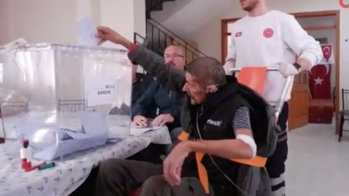 Edirne'de hasta oy kullanmaya ambulansla gitti