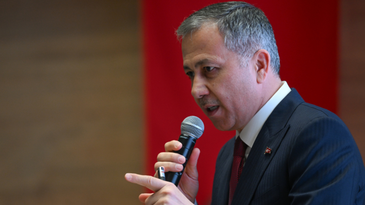 Bakan Yerlikaya: Terör örgütü PKK'yı övücü ve destekleyici slogan atan 89 kişi gözaltına alındı