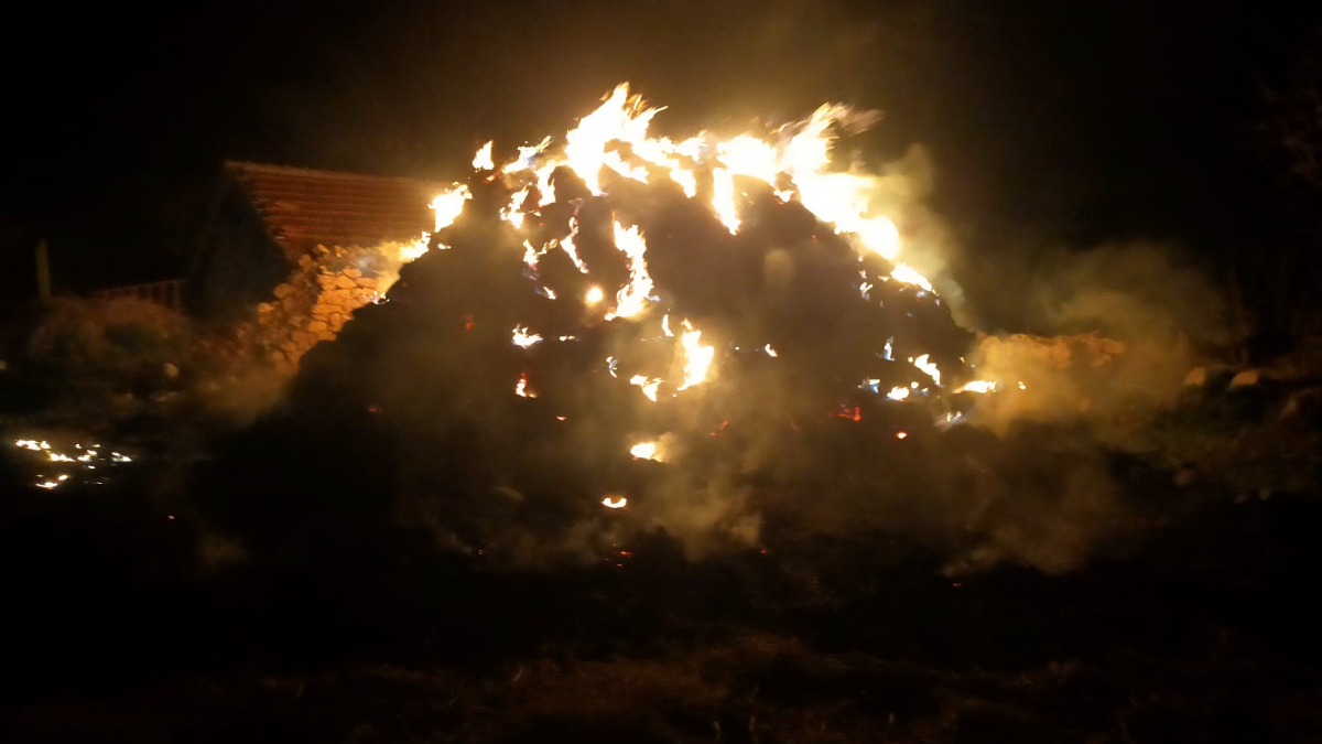 Çorum'da 700 saman balyası alev alev yandı