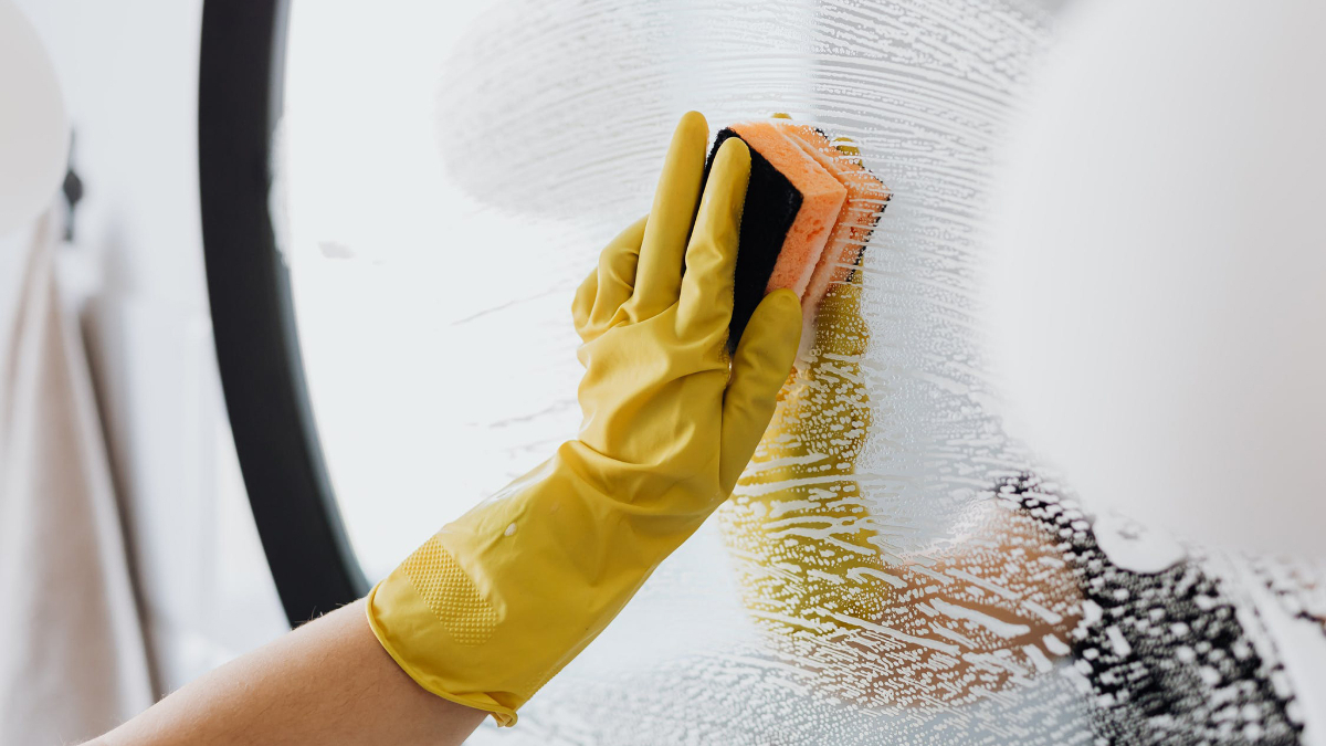 Banyo aynalarınızı böyle silin! Işıl ışıl parlayacak...