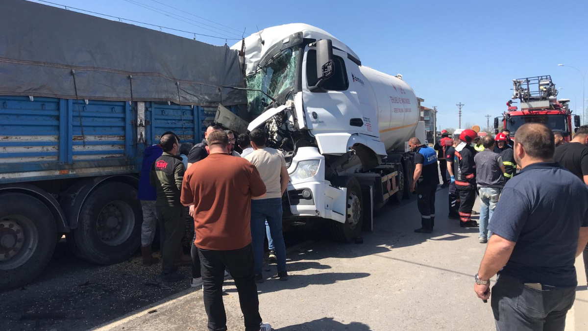 Sakarya'da tanker, arıza nedeniyle duran tıra çarptı: 1 ölü 1 ağır yaralı