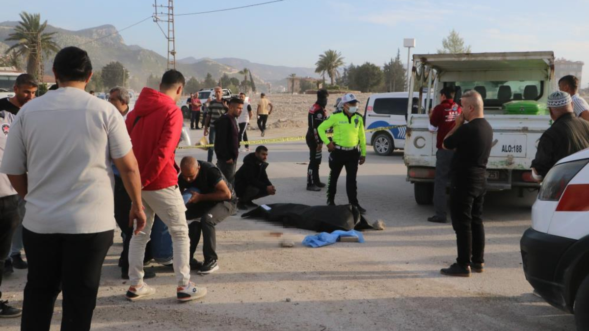 Hatay'da bir kişi yanı başında ölen karısı için gözyaşlarına boğuldu
