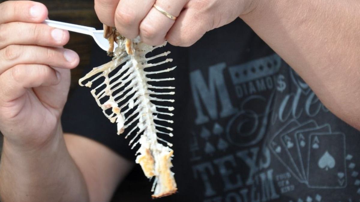 Boğaza kaçan balık kılçığını saniyeler içinde çıkaran yöntemler!