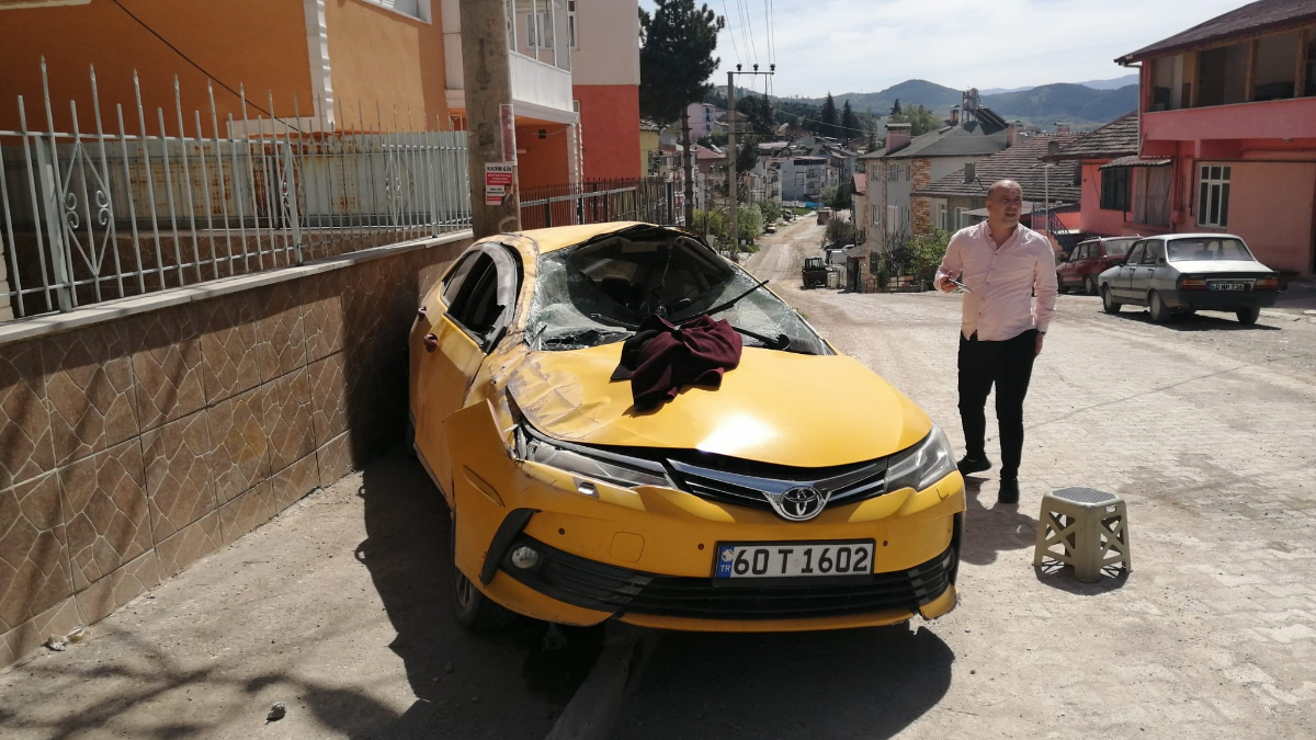 Tokat'ta takla atan takside yolcu olan yaşlı kadın yaralandı