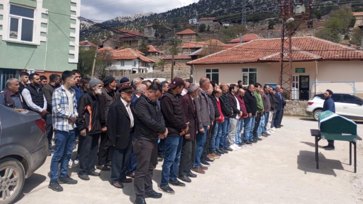 Antalya'da köpeklerinin saldırıp öldürdüğü yaşlı kadın toprağa verildi