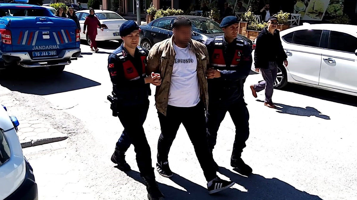 Bursa'da 'şaka' yapan arkadaşını bıçakladı: Adliyeye sevk edildi