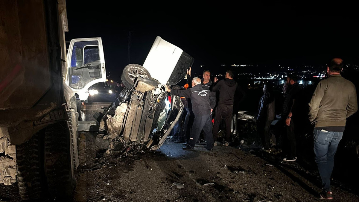Batman'da kamyonun altına giren otomobil hurdaya döndü: 3 yaralı