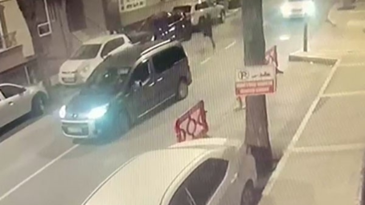 Avcılar'da araçla önü kesilen taksiye silahlı saldırı