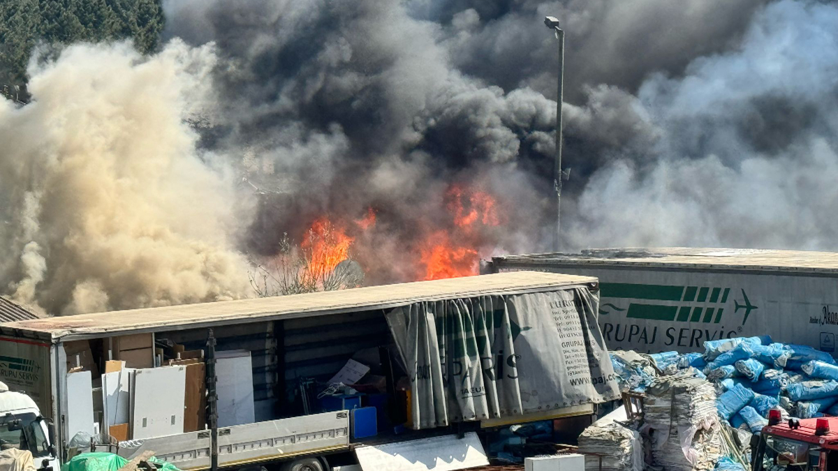 İstanbul'da yediemin otoparkında yangın: Çok sayıda ekip müdahale etti