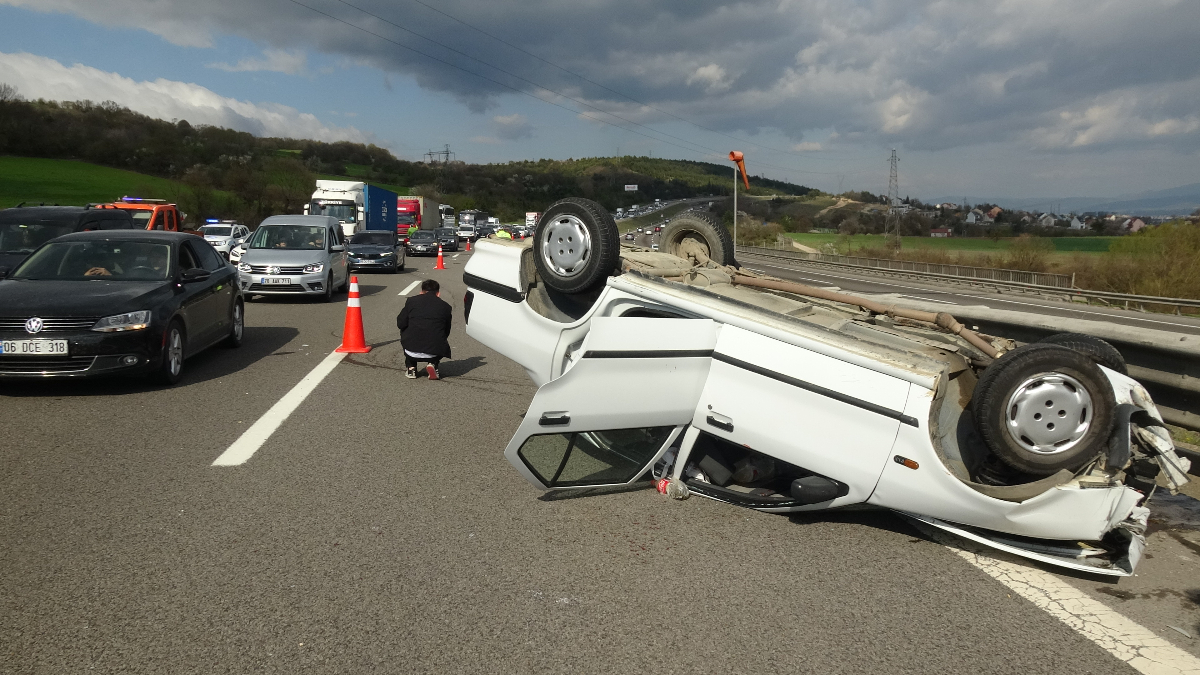 Bolu'da bariyerlere çarpan araç takla attı: 2 kişi yaralandı