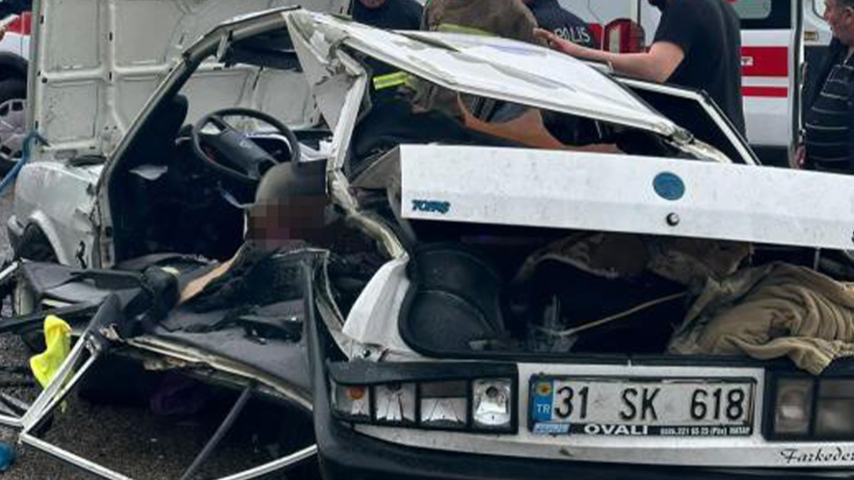 Hatay'da feci kazada, Tofaş kağıt gibi ezildi: 1’i ağır 4 yaralı