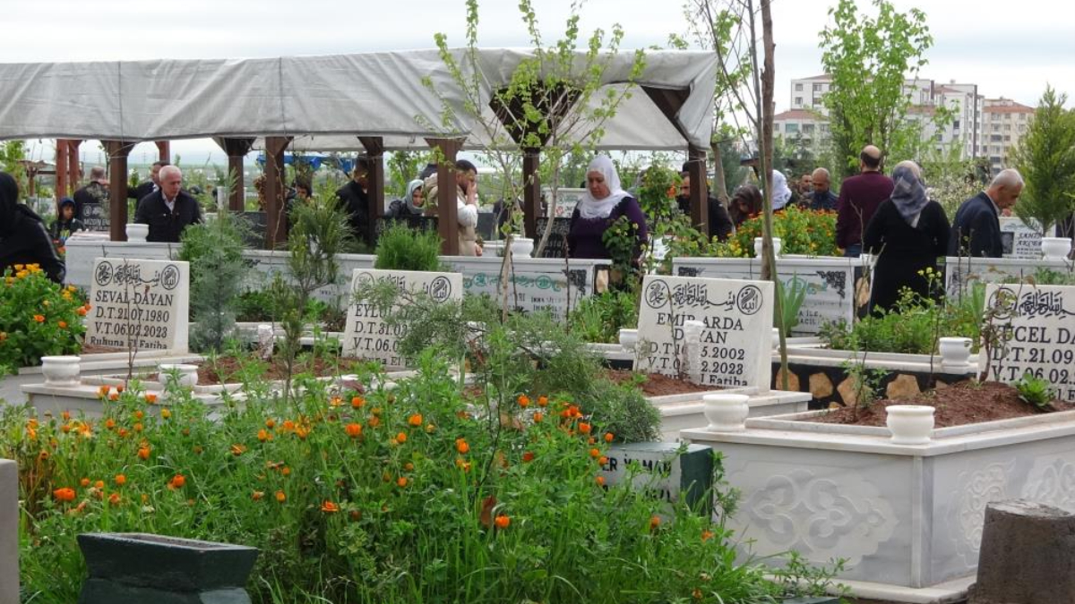 Diyarbakır'da deprem mezarlığında hüzünlü bayram ziyareti