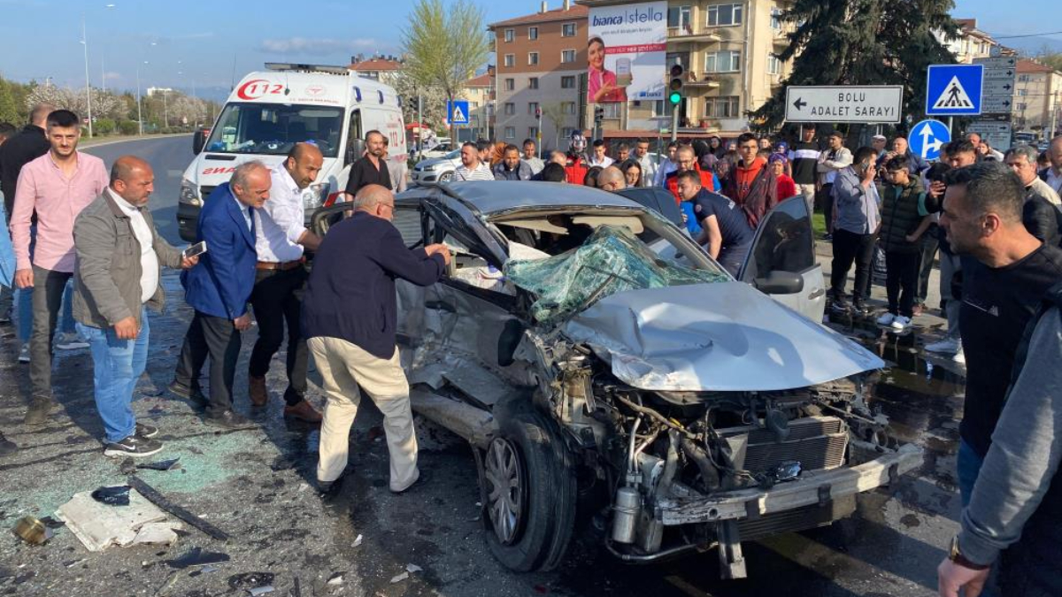Bolu'da otobüse arkadan çarpan otomobil iki gence mezar oldu