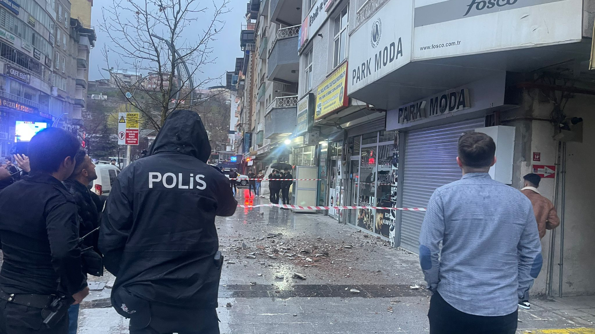 Hakkari'de kafasına 5'inci kattan beton düşen genç ağır yaralandı
