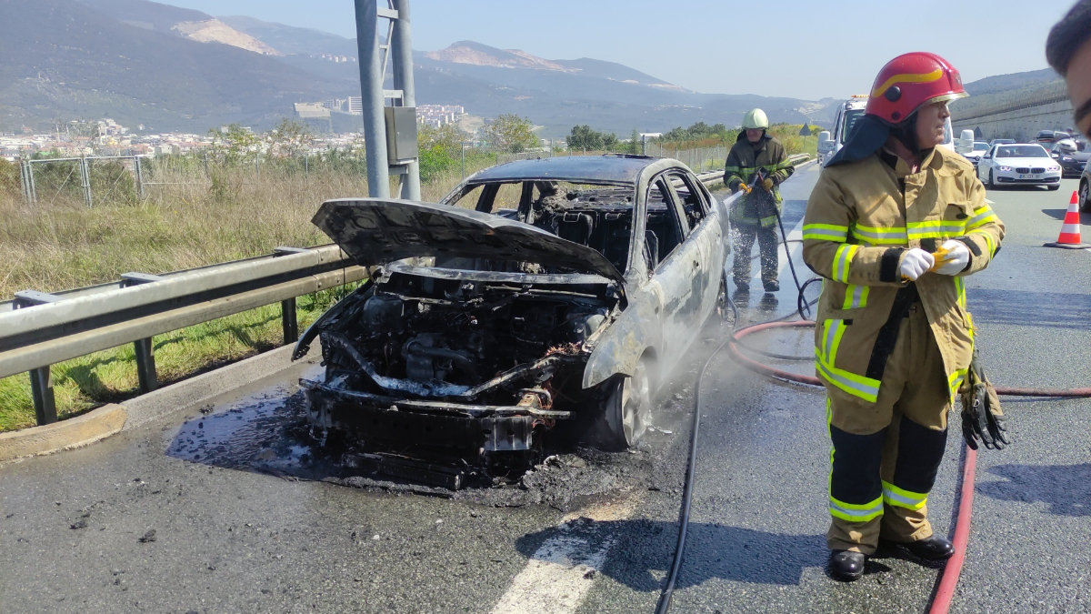 Bursa'da alev alan otomobil küle döndü