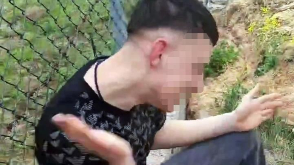 Sakarya'da kaza yapan gencin kendini tokatlayıp yumrukladığı anlar